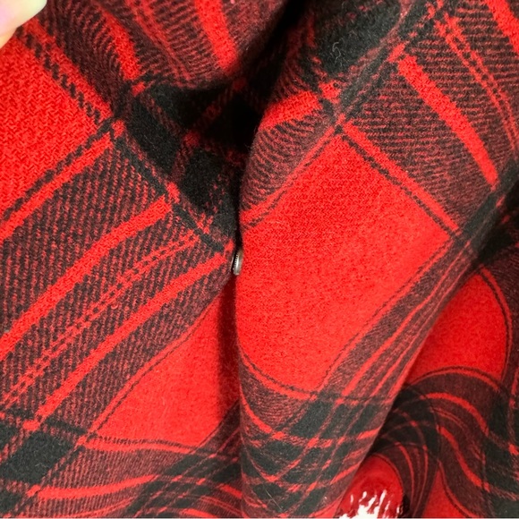 NWT Rock & Republic Womens Plaid Fringe Faux Leather Trim Poncho Red/Black - Picture 10 of 13